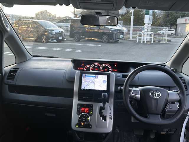 トヨタ ノア Si 山梨県 2012(平24)年 16.6万km ホワイトパールクリスタルシャイン 純正SDナビ/フルセグTV　BT/バックカメラ/両側パワースライドドア/4WD/ビルトインETC/前後コーナーセンサー/パドルシフト/オートライト/オールオートPW/ウインカーミラー