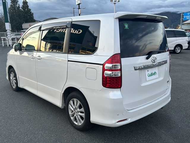 トヨタ ノア Si 山梨県 2012(平24)年 16.6万km ホワイトパールクリスタルシャイン 純正SDナビ/フルセグTV　BT/バックカメラ/両側パワースライドドア/4WD/ビルトインETC/前後コーナーセンサー/パドルシフト/オートライト/オールオートPW/ウインカーミラー