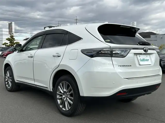 トヨタ ハリアー プレミアム 岡山県 2017(平29)年 9万km ホワイトパールクリスタルシャイン 登録時走行距離89922km/社外9インチフリップダウンモニター/４WD/ALPINE9インチナビ/フルセグTV(AM/FM/CD/DVD/Bluetooth)/バックカメラ/ドライブレコーダー/ビルトインETC/トヨタセーフティセンス/・レーダークルーズコントロール/・プリクラッシュセーフティ/・レーンディバーチャーアラート/・オートマチックハイビーム/コーナーセンサー/パワーバックドア/革巻きステアリング/MTモード付きAT/アイドリングストップ/18インチ純正アルミホイール/純正フロアマット