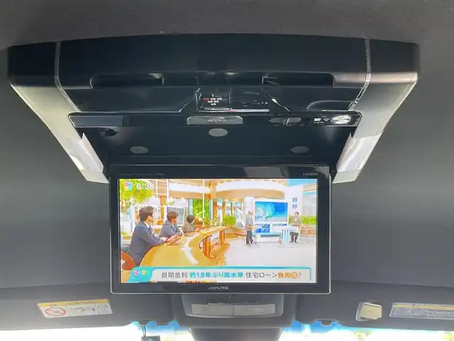 トヨタ ハリアー プレミアム 岡山県 2017(平29)年 9万km ホワイトパールクリスタルシャイン 登録時走行距離89922km/社外9インチフリップダウンモニター/４WD/ALPINE9インチナビ/フルセグTV(AM/FM/CD/DVD/Bluetooth)/バックカメラ/ドライブレコーダー/ビルトインETC/トヨタセーフティセンス/・レーダークルーズコントロール/・プリクラッシュセーフティ/・レーンディバーチャーアラート/・オートマチックハイビーム/コーナーセンサー/パワーバックドア/革巻きステアリング/MTモード付きAT/アイドリングストップ/18インチ純正アルミホイール/純正フロアマット