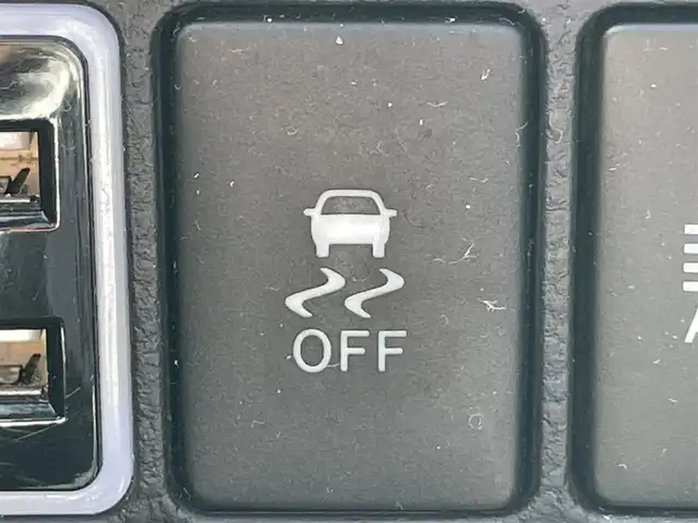 トヨタ ハリアー プレミアム 岡山県 2017(平29)年 9万km ホワイトパールクリスタルシャイン 登録時走行距離89922km/社外9インチフリップダウンモニター/４WD/ALPINE9インチナビ/フルセグTV(AM/FM/CD/DVD/Bluetooth)/バックカメラ/ドライブレコーダー/ビルトインETC/トヨタセーフティセンス/・レーダークルーズコントロール/・プリクラッシュセーフティ/・レーンディバーチャーアラート/・オートマチックハイビーム/コーナーセンサー/パワーバックドア/革巻きステアリング/MTモード付きAT/アイドリングストップ/18インチ純正アルミホイール/純正フロアマット