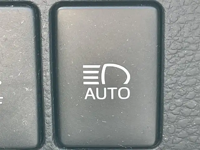 トヨタ ハリアー プレミアム 岡山県 2017(平29)年 9万km ホワイトパールクリスタルシャイン 登録時走行距離89922km/社外9インチフリップダウンモニター/４WD/ALPINE9インチナビ/フルセグTV(AM/FM/CD/DVD/Bluetooth)/バックカメラ/ドライブレコーダー/ビルトインETC/トヨタセーフティセンス/・レーダークルーズコントロール/・プリクラッシュセーフティ/・レーンディバーチャーアラート/・オートマチックハイビーム/コーナーセンサー/パワーバックドア/革巻きステアリング/MTモード付きAT/アイドリングストップ/18インチ純正アルミホイール/純正フロアマット