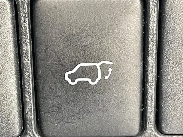 トヨタ ハリアー プレミアム 岡山県 2017(平29)年 9万km ホワイトパールクリスタルシャイン 登録時走行距離89922km/社外9インチフリップダウンモニター/４WD/ALPINE9インチナビ/フルセグTV(AM/FM/CD/DVD/Bluetooth)/バックカメラ/ドライブレコーダー/ビルトインETC/トヨタセーフティセンス/・レーダークルーズコントロール/・プリクラッシュセーフティ/・レーンディバーチャーアラート/・オートマチックハイビーム/コーナーセンサー/パワーバックドア/革巻きステアリング/MTモード付きAT/アイドリングストップ/18インチ純正アルミホイール/純正フロアマット