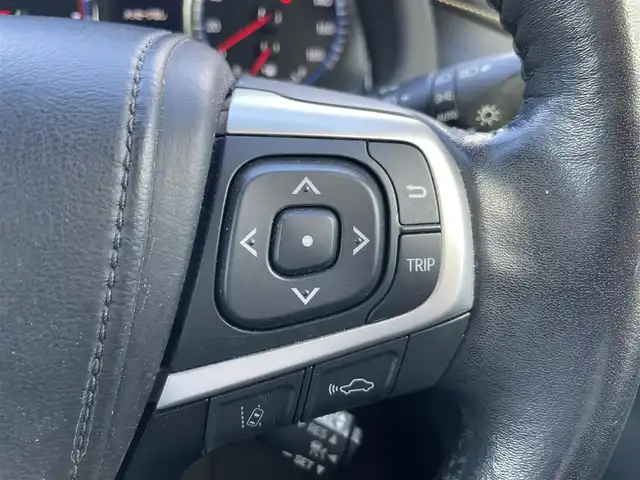 トヨタ ハリアー プレミアム 岡山県 2017(平29)年 9万km ホワイトパールクリスタルシャイン 登録時走行距離89922km/社外9インチフリップダウンモニター/４WD/ALPINE9インチナビ/フルセグTV(AM/FM/CD/DVD/Bluetooth)/バックカメラ/ドライブレコーダー/ビルトインETC/トヨタセーフティセンス/・レーダークルーズコントロール/・プリクラッシュセーフティ/・レーンディバーチャーアラート/・オートマチックハイビーム/コーナーセンサー/パワーバックドア/革巻きステアリング/MTモード付きAT/アイドリングストップ/18インチ純正アルミホイール/純正フロアマット