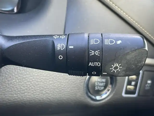 トヨタ ハリアー プレミアム 岡山県 2017(平29)年 9万km ホワイトパールクリスタルシャイン 登録時走行距離89922km/社外9インチフリップダウンモニター/４WD/ALPINE9インチナビ/フルセグTV(AM/FM/CD/DVD/Bluetooth)/バックカメラ/ドライブレコーダー/ビルトインETC/トヨタセーフティセンス/・レーダークルーズコントロール/・プリクラッシュセーフティ/・レーンディバーチャーアラート/・オートマチックハイビーム/コーナーセンサー/パワーバックドア/革巻きステアリング/MTモード付きAT/アイドリングストップ/18インチ純正アルミホイール/純正フロアマット