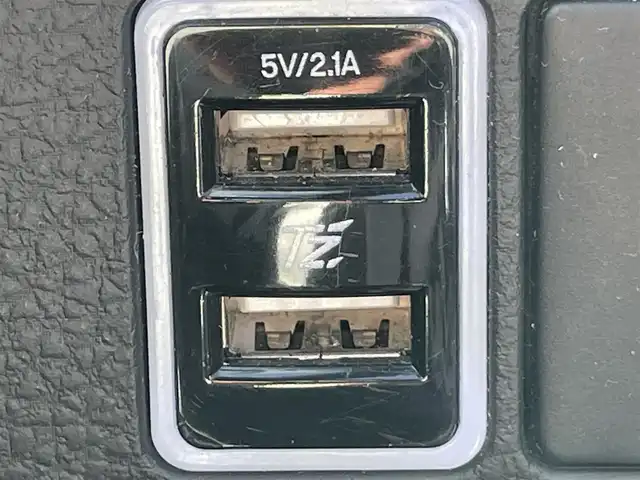 トヨタ ハリアー プレミアム 岡山県 2017(平29)年 9万km ホワイトパールクリスタルシャイン 登録時走行距離89922km/社外9インチフリップダウンモニター/４WD/ALPINE9インチナビ/フルセグTV(AM/FM/CD/DVD/Bluetooth)/バックカメラ/ドライブレコーダー/ビルトインETC/トヨタセーフティセンス/・レーダークルーズコントロール/・プリクラッシュセーフティ/・レーンディバーチャーアラート/・オートマチックハイビーム/コーナーセンサー/パワーバックドア/革巻きステアリング/MTモード付きAT/アイドリングストップ/18インチ純正アルミホイール/純正フロアマット