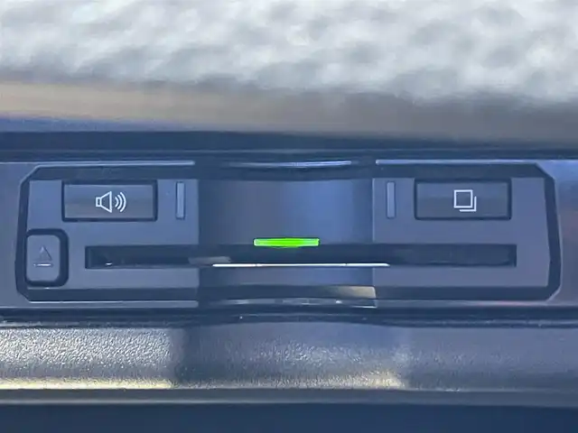 トヨタ ハリアー プレミアム 岡山県 2017(平29)年 9万km ホワイトパールクリスタルシャイン 登録時走行距離89922km/社外9インチフリップダウンモニター/４WD/ALPINE9インチナビ/フルセグTV(AM/FM/CD/DVD/Bluetooth)/バックカメラ/ドライブレコーダー/ビルトインETC/トヨタセーフティセンス/・レーダークルーズコントロール/・プリクラッシュセーフティ/・レーンディバーチャーアラート/・オートマチックハイビーム/コーナーセンサー/パワーバックドア/革巻きステアリング/MTモード付きAT/アイドリングストップ/18インチ純正アルミホイール/純正フロアマット