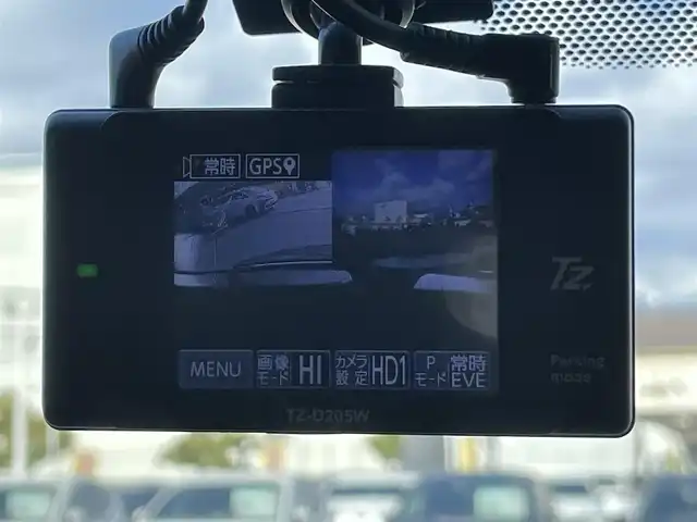 トヨタ ハリアー プレミアム 岡山県 2017(平29)年 9万km ホワイトパールクリスタルシャイン 登録時走行距離89922km/社外9インチフリップダウンモニター/４WD/ALPINE9インチナビ/フルセグTV(AM/FM/CD/DVD/Bluetooth)/バックカメラ/ドライブレコーダー/ビルトインETC/トヨタセーフティセンス/・レーダークルーズコントロール/・プリクラッシュセーフティ/・レーンディバーチャーアラート/・オートマチックハイビーム/コーナーセンサー/パワーバックドア/革巻きステアリング/MTモード付きAT/アイドリングストップ/18インチ純正アルミホイール/純正フロアマット