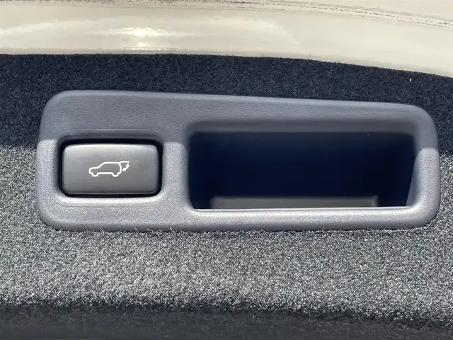 トヨタ ハリアー プレミアム 岡山県 2017(平29)年 9万km ホワイトパールクリスタルシャイン 登録時走行距離89922km/社外9インチフリップダウンモニター/４WD/ALPINE9インチナビ/フルセグTV(AM/FM/CD/DVD/Bluetooth)/バックカメラ/ドライブレコーダー/ビルトインETC/トヨタセーフティセンス/・レーダークルーズコントロール/・プリクラッシュセーフティ/・レーンディバーチャーアラート/・オートマチックハイビーム/コーナーセンサー/パワーバックドア/革巻きステアリング/MTモード付きAT/アイドリングストップ/18インチ純正アルミホイール/純正フロアマット