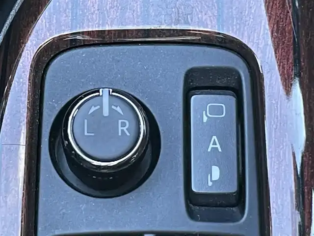 トヨタ ハリアー プレミアム 岡山県 2017(平29)年 9万km ホワイトパールクリスタルシャイン 登録時走行距離89922km/社外9インチフリップダウンモニター/４WD/ALPINE9インチナビ/フルセグTV(AM/FM/CD/DVD/Bluetooth)/バックカメラ/ドライブレコーダー/ビルトインETC/トヨタセーフティセンス/・レーダークルーズコントロール/・プリクラッシュセーフティ/・レーンディバーチャーアラート/・オートマチックハイビーム/コーナーセンサー/パワーバックドア/革巻きステアリング/MTモード付きAT/アイドリングストップ/18インチ純正アルミホイール/純正フロアマット