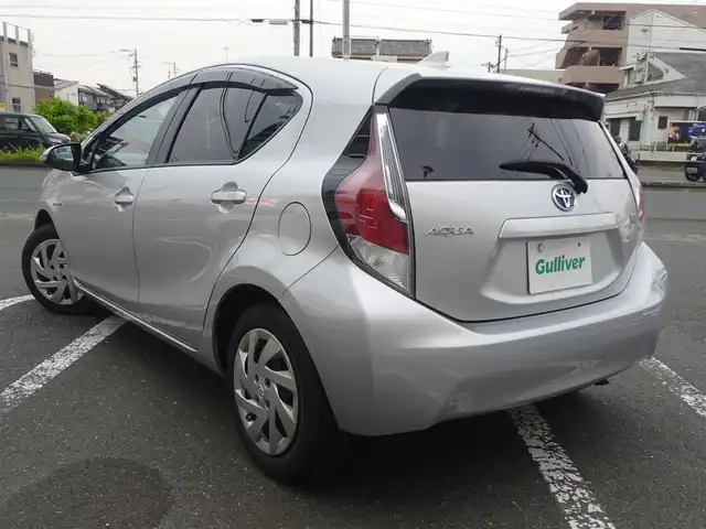トヨタ アクア S 静岡県 2015(平27)年 3.4万km シルバーM 純正SDナビ:NSCP-W64/（CD/ワンセグTV/AM/FM/BT）/前方ドライブレコーダー（ユピテルDRY-mini1X）/フロントフォグ/オートライト/プッシュスタート/スマートキー/純正フロアマット/ドアバイザー