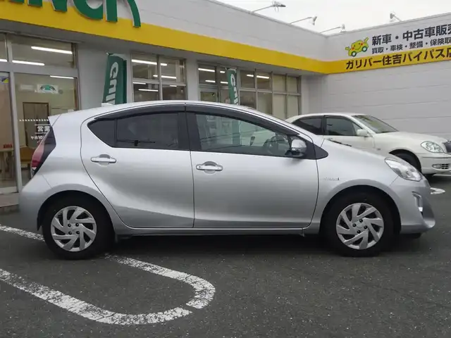 トヨタ アクア S 静岡県 2015(平27)年 3.4万km シルバーM 純正SDナビ:NSCP-W64/（CD/ワンセグTV/AM/FM/BT）/前方ドライブレコーダー（ユピテルDRY-mini1X）/フロントフォグ/オートライト/プッシュスタート/スマートキー/純正フロアマット/ドアバイザー