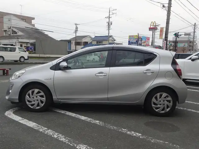 トヨタ アクア S 静岡県 2015(平27)年 3.4万km シルバーM 純正SDナビ:NSCP-W64/（CD/ワンセグTV/AM/FM/BT）/前方ドライブレコーダー（ユピテルDRY-mini1X）/フロントフォグ/オートライト/プッシュスタート/スマートキー/純正フロアマット/ドアバイザー