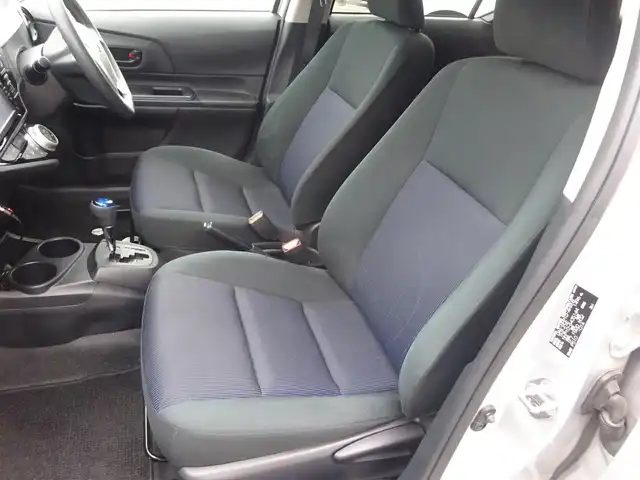トヨタ アクア S 静岡県 2015(平27)年 3.4万km シルバーM 純正SDナビ:NSCP-W64/（CD/ワンセグTV/AM/FM/BT）/前方ドライブレコーダー（ユピテルDRY-mini1X）/フロントフォグ/オートライト/プッシュスタート/スマートキー/純正フロアマット/ドアバイザー