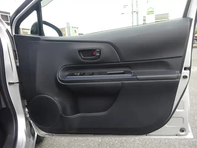 トヨタ アクア S 静岡県 2015(平27)年 3.4万km シルバーM 純正SDナビ:NSCP-W64/（CD/ワンセグTV/AM/FM/BT）/前方ドライブレコーダー（ユピテルDRY-mini1X）/フロントフォグ/オートライト/プッシュスタート/スマートキー/純正フロアマット/ドアバイザー