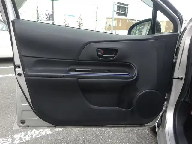 トヨタ アクア S 静岡県 2015(平27)年 3.4万km シルバーM 純正SDナビ:NSCP-W64/（CD/ワンセグTV/AM/FM/BT）/前方ドライブレコーダー（ユピテルDRY-mini1X）/フロントフォグ/オートライト/プッシュスタート/スマートキー/純正フロアマット/ドアバイザー