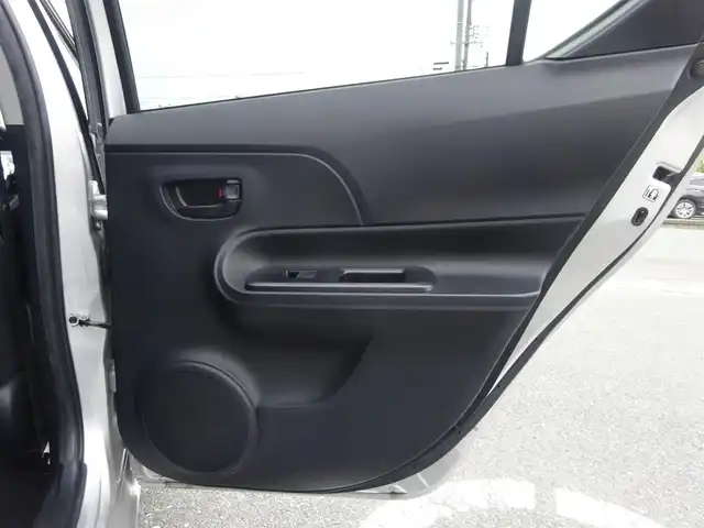 トヨタ アクア S 静岡県 2015(平27)年 3.4万km シルバーM 純正SDナビ:NSCP-W64/（CD/ワンセグTV/AM/FM/BT）/前方ドライブレコーダー（ユピテルDRY-mini1X）/フロントフォグ/オートライト/プッシュスタート/スマートキー/純正フロアマット/ドアバイザー