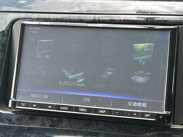 トヨタ プリウス S 静岡県 2012(平24)年 14.6万km ホワイトパールクリスタルシャイン 社外ナビ/・フルセグTV/・CD/DVD/Bluetooth/ラジオ/主要装備/・プッシュスタート/・スマートキー/・バックカメラ/・ビルトインETC/・ステアリングリモコン/・オートライト/・HIDヘットライト