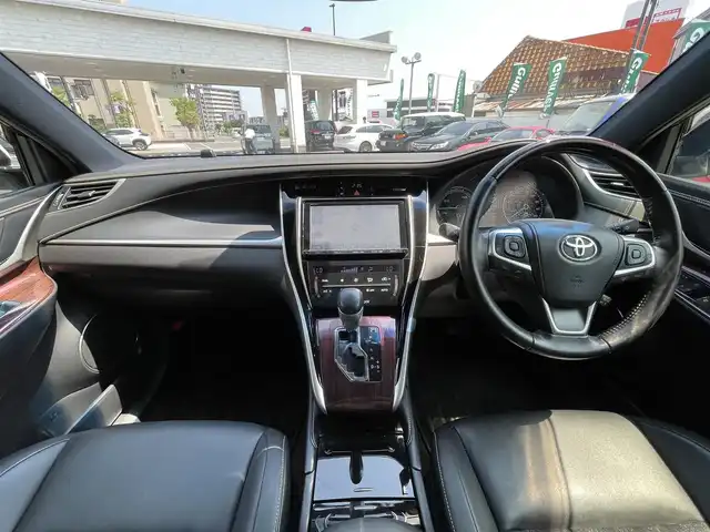 トヨタ ハリアー ハイブリッド プレミアム 岡山県 2015(平27)年 10.5万km ホワイトパールクリスタルシャイン 登録時走行距離104342km/サンルーフ/Toyota Safety Sense P/・プリクラッシュセーフティシステム/・レーンディパーチャーアラート/・オートマチックハイビーム/・レーダークルーズコントロール/純正SDナビ/(AM/FM/DISC/SD/TV/BT)/バックカメラ/パワーシート/電動リアゲート/ビルトインETC/スタートキー×1/スペアキー×1/スマートキー/プッシュスタート/純正１８インチアルミホイール