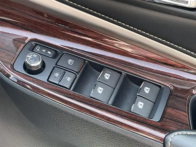 トヨタ ハリアー ハイブリッド プレミアム 岡山県 2015(平27)年 10.5万km ホワイトパールクリスタルシャイン 登録時走行距離104342km/サンルーフ/Toyota Safety Sense P/・プリクラッシュセーフティシステム/・レーンディパーチャーアラート/・オートマチックハイビーム/・レーダークルーズコントロール/純正SDナビ/(AM/FM/DISC/SD/TV/BT)/バックカメラ/パワーシート/電動リアゲート/ビルトインETC/スタートキー×1/スペアキー×1/スマートキー/プッシュスタート/純正１８インチアルミホイール