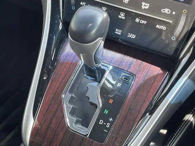 トヨタ ハリアー ハイブリッド プレミアム 岡山県 2015(平27)年 10.5万km ホワイトパールクリスタルシャイン 登録時走行距離104342km/サンルーフ/Toyota Safety Sense P/・プリクラッシュセーフティシステム/・レーンディパーチャーアラート/・オートマチックハイビーム/・レーダークルーズコントロール/純正SDナビ/(AM/FM/DISC/SD/TV/BT)/バックカメラ/パワーシート/電動リアゲート/ビルトインETC/スタートキー×1/スペアキー×1/スマートキー/プッシュスタート/純正１８インチアルミホイール