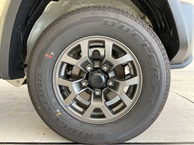 スズキ ジムニー ノマド FC 愛知県 2025(令7)年 0.1千km ベージュⅡ 登録済未使用車/スズキセーフティサポート/レーダークルーズコントロール/シートヒーター/純正アルミホイール/４ＷＤ/LEDヘッドライト/レーンキープアシスト/ダウンヒルアシストコントロール/衝突軽減システム/スマートキー/ステアリングスイッチ/プッシュスタート