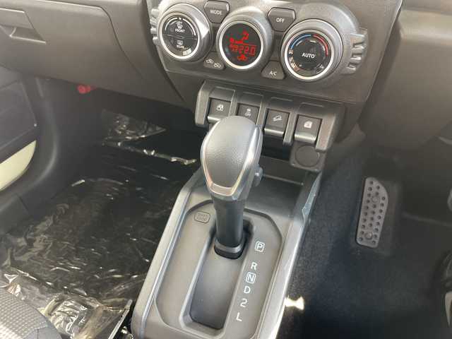 スズキ ジムニー ノマド FC 愛知県 2025(令7)年 0.1千km ベージュⅡ 登録済未使用車/スズキセーフティサポート/レーダークルーズコントロール/シートヒーター/純正アルミホイール/４ＷＤ/LEDヘッドライト/レーンキープアシスト/ダウンヒルアシストコントロール/衝突軽減システム/スマートキー/ステアリングスイッチ/プッシュスタート