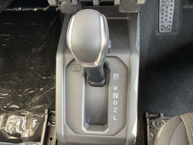 スズキ ジムニー ノマド FC 愛知県 2025(令7)年 0.1千km ベージュⅡ 登録済未使用車/スズキセーフティサポート/レーダークルーズコントロール/シートヒーター/純正アルミホイール/４ＷＤ/LEDヘッドライト/レーンキープアシスト/ダウンヒルアシストコントロール/衝突軽減システム/スマートキー/ステアリングスイッチ/プッシュスタート