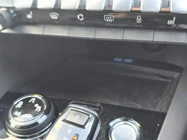 プジョー ３００８ GT ブルー HDi 山梨県 2019(令1)年 7.4万km BLANC NACRE ・サンルーフ/・メーカー８インチディスプレイオーディオ/Bluetooth/AppleCarplay/ラジオ/・バック・サイドカメラ/・置くだけ充電/・インテリジェントハイビーム/・レーンキープアシスト/・パーキングセンサー/・ブラインドスポットモニター/・オートLEDライト/・追従走行付きクルーズコントロール/・パドルシフト/・電動リアゲート/・電動パーキングブレーキ/・レザーシート/・運転席パワーシート/シートメモリー/・マッサージ機能付きシート/・前席シートヒーター/・ETC/・前後ドラレコ/・純正アルミホイール