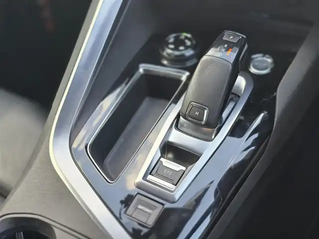 プジョー ３００８ GT ブルー HDi 山梨県 2019(令1)年 7.4万km BLANC NACRE ・サンルーフ/・メーカー８インチディスプレイオーディオ/Bluetooth/AppleCarplay/ラジオ/・バック・サイドカメラ/・置くだけ充電/・インテリジェントハイビーム/・レーンキープアシスト/・パーキングセンサー/・ブラインドスポットモニター/・オートLEDライト/・追従走行付きクルーズコントロール/・パドルシフト/・電動リアゲート/・電動パーキングブレーキ/・レザーシート/・運転席パワーシート/シートメモリー/・マッサージ機能付きシート/・前席シートヒーター/・ETC/・前後ドラレコ/・純正アルミホイール