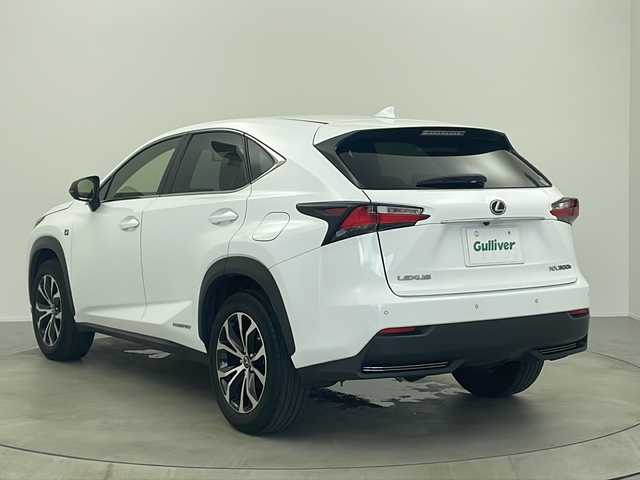 レクサス ＮＸ 300h Fスポーツ 大阪府 2017(平29)年 4.6万km ホワイトノーヴァガラスフレーク サンルーフ/純正18インチアルミホイール/パワーバックドア/バックカメラ/フルセグテレビ/CD/DVD/AM/FM/DVD/AUX/ETC2.0/レーダークルーズコントロール/レザーシート/・シートヒーター（運転席/助手席）/・エアーシート（運転席/助手席）/・パワーシート（運転席/助手席）/革巻きステアリング/ステアリングスイッチ