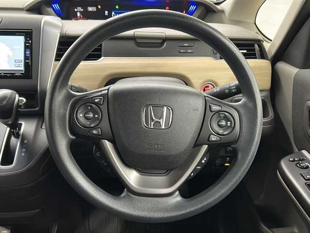 ホンダ フリード G ホンダセンシング 長崎県 2019(平31)年 4.4万km ルナシルバーM 禁煙車・ワンオーナー/純正ナビ【VXM-195VFi】/・バックカメラ/・フルセグTV/・Bluetooth/・CD・DVD/・AppleCarPlay・AndroidAuto/ETC/純正ドライブレコーダー/両側電動スライドドア/ホンダセンシング/・衝突軽減ブレーキ/・誤発進抑制/・アダプティブクルーズコントロール/・車線維持支援システム/・歩行者事故低減ステアリング/・路外逸脱抑制/・標識認識/アイドリングストップ/横滑り防止/電動格納ウィンカーミラー/イモビライザー/プッシュスタート/純正フロアマット/スペアキー1本/新車保証書・取扱説明書/ナビ説明書