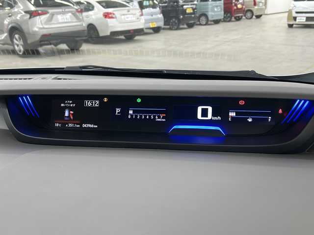 ホンダ フリード G ホンダセンシング 長崎県 2019(平31)年 4.4万km ルナシルバーM 禁煙車・ワンオーナー/純正ナビ【VXM-195VFi】/・バックカメラ/・フルセグTV/・Bluetooth/・CD・DVD/・AppleCarPlay・AndroidAuto/ETC/純正ドライブレコーダー/両側電動スライドドア/ホンダセンシング/・衝突軽減ブレーキ/・誤発進抑制/・アダプティブクルーズコントロール/・車線維持支援システム/・歩行者事故低減ステアリング/・路外逸脱抑制/・標識認識/アイドリングストップ/横滑り防止/電動格納ウィンカーミラー/イモビライザー/プッシュスタート/純正フロアマット/スペアキー1本/新車保証書・取扱説明書/ナビ説明書