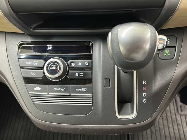 ホンダ フリード G ホンダセンシング 長崎県 2019(平31)年 4.4万km ルナシルバーM 禁煙車・ワンオーナー/純正ナビ【VXM-195VFi】/・バックカメラ/・フルセグTV/・Bluetooth/・CD・DVD/・AppleCarPlay・AndroidAuto/ETC/純正ドライブレコーダー/両側電動スライドドア/ホンダセンシング/・衝突軽減ブレーキ/・誤発進抑制/・アダプティブクルーズコントロール/・車線維持支援システム/・歩行者事故低減ステアリング/・路外逸脱抑制/・標識認識/アイドリングストップ/横滑り防止/電動格納ウィンカーミラー/イモビライザー/プッシュスタート/純正フロアマット/スペアキー1本/新車保証書・取扱説明書/ナビ説明書