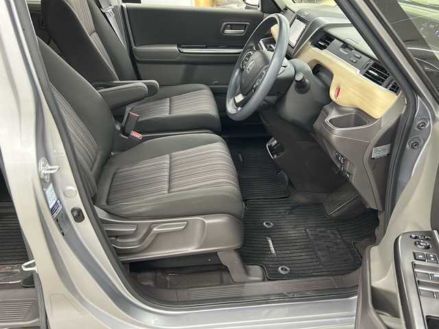 ホンダ フリード G ホンダセンシング 長崎県 2019(平31)年 4.4万km ルナシルバーM 禁煙車・ワンオーナー/純正ナビ【VXM-195VFi】/・バックカメラ/・フルセグTV/・Bluetooth/・CD・DVD/・AppleCarPlay・AndroidAuto/ETC/純正ドライブレコーダー/両側電動スライドドア/ホンダセンシング/・衝突軽減ブレーキ/・誤発進抑制/・アダプティブクルーズコントロール/・車線維持支援システム/・歩行者事故低減ステアリング/・路外逸脱抑制/・標識認識/アイドリングストップ/横滑り防止/電動格納ウィンカーミラー/イモビライザー/プッシュスタート/純正フロアマット/スペアキー1本/新車保証書・取扱説明書/ナビ説明書