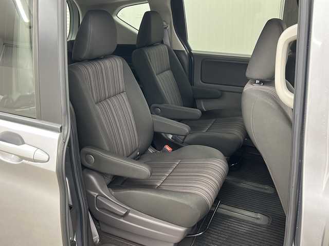 ホンダ フリード G ホンダセンシング 長崎県 2019(平31)年 4.4万km ルナシルバーM 禁煙車・ワンオーナー/純正ナビ【VXM-195VFi】/・バックカメラ/・フルセグTV/・Bluetooth/・CD・DVD/・AppleCarPlay・AndroidAuto/ETC/純正ドライブレコーダー/両側電動スライドドア/ホンダセンシング/・衝突軽減ブレーキ/・誤発進抑制/・アダプティブクルーズコントロール/・車線維持支援システム/・歩行者事故低減ステアリング/・路外逸脱抑制/・標識認識/アイドリングストップ/横滑り防止/電動格納ウィンカーミラー/イモビライザー/プッシュスタート/純正フロアマット/スペアキー1本/新車保証書・取扱説明書/ナビ説明書