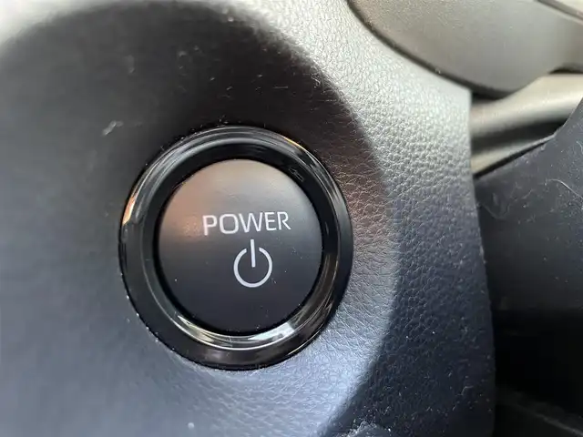 トヨタ カローラ クロス ハイブリッド Z 熊本県 2024(令6)年 3.5万km プラチナホワイトパールマイカ ワンオーナー/プッシュスタート/純正ナビ/全方位カメラ/ビルトインETC/純正18インチAW/レーダークルーズ/ハーフレザーシート/右前席パワーシート/前席シートヒーター/ステアリングヒーター/ブラインドスポットモニター/パワーバックドア/ルーフレール/LEDヘッドライト/オートライト/フォグライト/前後コーナーセンサー/横滑り防止装置/ウィンカーミラー/純正フロアマット/純正ドアバイザー/新車保証書/取扱説明書