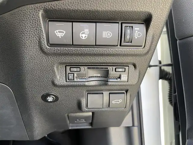 トヨタ カローラ クロス ハイブリッド Z 熊本県 2024(令6)年 3.5万km プラチナホワイトパールマイカ ワンオーナー/プッシュスタート/純正ナビ/全方位カメラ/ビルトインETC/純正18インチAW/レーダークルーズ/ハーフレザーシート/右前席パワーシート/前席シートヒーター/ステアリングヒーター/ブラインドスポットモニター/パワーバックドア/ルーフレール/LEDヘッドライト/オートライト/フォグライト/前後コーナーセンサー/横滑り防止装置/ウィンカーミラー/純正フロアマット/純正ドアバイザー/新車保証書/取扱説明書