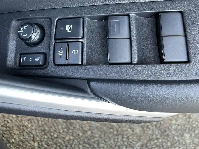 トヨタ カローラ クロス ハイブリッド Z 熊本県 2024(令6)年 3.5万km プラチナホワイトパールマイカ ワンオーナー/プッシュスタート/純正ナビ/全方位カメラ/ビルトインETC/純正18インチAW/レーダークルーズ/ハーフレザーシート/右前席パワーシート/前席シートヒーター/ステアリングヒーター/ブラインドスポットモニター/パワーバックドア/ルーフレール/LEDヘッドライト/オートライト/フォグライト/前後コーナーセンサー/横滑り防止装置/ウィンカーミラー/純正フロアマット/純正ドアバイザー/新車保証書/取扱説明書