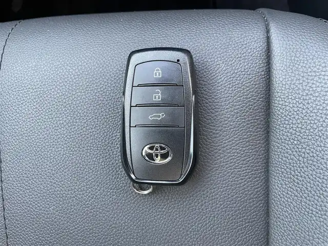 トヨタ カローラ クロス ハイブリッド Z 熊本県 2024(令6)年 3.5万km プラチナホワイトパールマイカ ワンオーナー/プッシュスタート/純正ナビ/全方位カメラ/ビルトインETC/純正18インチAW/レーダークルーズ/ハーフレザーシート/右前席パワーシート/前席シートヒーター/ステアリングヒーター/ブラインドスポットモニター/パワーバックドア/ルーフレール/LEDヘッドライト/オートライト/フォグライト/前後コーナーセンサー/横滑り防止装置/ウィンカーミラー/純正フロアマット/純正ドアバイザー/新車保証書/取扱説明書