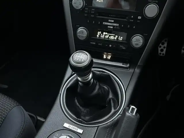 スバル レガシィ Ｂ４ 2．0GT スペックB 千葉県 2006(平18)年 9.2万km サテンホワイトパール 社外DVDナビ/(AM/FM/AUX/CD/MD)/地デジチューナー/STiエアロ（フロント・リア）/STiタワーバー/6速MT/4WD/ETC/フォグランプ/ウィンカーミラー/電動格納ミラー/純正18インチAW/シートリフター/禁煙車/フロアマット/ドアバイザー/スペアキー/取扱説明書/保証書