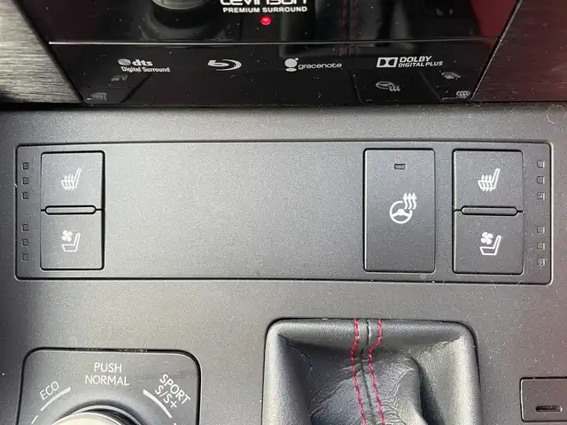 レクサス ＲＣ 200t Fスポーツ 千葉県 2017(平29)年 5.2万km ホワイトノーヴァガラスフレーク マークレビンソンサウンドシステム/専用レザーシート/純正メーカーオプションナビ/・CD/DVD/Blu-ray/MSV/Bluetooth/フルセグ/バックカメラ/前席パワーシート/前席シートヒーター/前席シートベンチレーション/アダプティブクルーズコントロール/ブラインドスポットモニター/前後コーナーセンサー/スマートキー/純正19インチアルミホイール/パドルシフト/ステアリングヒーター/純正ビルトインETC2.0/純正LEDヘッドライト/フォグランプ/本革巻きステアリング/サイド＆カーテンエアバッグ/新車時保証書＆取扱説明書