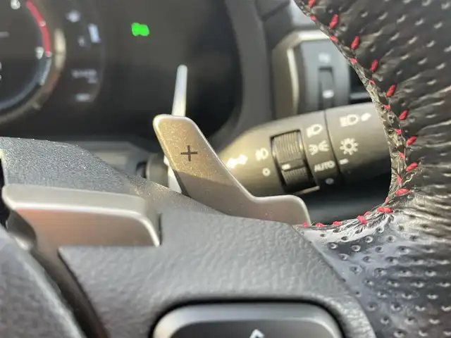 レクサス ＲＣ 200t Fスポーツ 千葉県 2017(平29)年 5.2万km ホワイトノーヴァガラスフレーク マークレビンソンサウンドシステム/専用レザーシート/純正メーカーオプションナビ/・CD/DVD/Blu-ray/MSV/Bluetooth/フルセグ/バックカメラ/前席パワーシート/前席シートヒーター/前席シートベンチレーション/アダプティブクルーズコントロール/ブラインドスポットモニター/前後コーナーセンサー/スマートキー/純正19インチアルミホイール/パドルシフト/ステアリングヒーター/純正ビルトインETC2.0/純正LEDヘッドライト/フォグランプ/本革巻きステアリング/サイド＆カーテンエアバッグ/新車時保証書＆取扱説明書