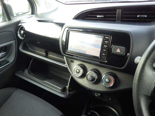 トヨタ ヴィッツ F セーフティーエディションⅢ 千葉県 2019(平31)年 5.7万km ホワイトパールクリスタルシャイン Toyota Safety Sense/・プリクラッシュセーフティ/・レーンディパーチャーアラート/・オートハイビーム/純正SDナビ/ワンセグTV/【CD再生機能　Bluetooth接続】/バックカメラ/ステアリングスイッチ/LEDヘッドライト/ウインカーミラー/クリアランスソナー/スマートキー