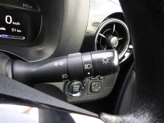 トヨタ ヴィッツ F セーフティーエディションⅢ 千葉県 2019(平31)年 5.7万km ホワイトパールクリスタルシャイン Toyota Safety Sense/・プリクラッシュセーフティ/・レーンディパーチャーアラート/・オートハイビーム/純正SDナビ/ワンセグTV/【CD再生機能　Bluetooth接続】/バックカメラ/ステアリングスイッチ/LEDヘッドライト/ウインカーミラー/クリアランスソナー/スマートキー