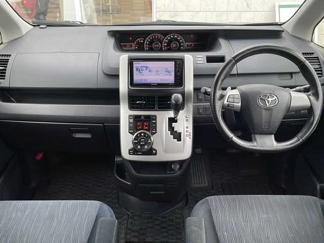 トヨタ ヴォクシー ZS 道東・釧路十勝 2012(平24)年 6.9万km ブラック 4WD/寒冷地仕様/ナビ MDV-L530W　/　(AM/FM/CD/DVD/BT)/フリップダウンモニター　/エンジンスターター/バックカメラ/片側パワースライドドア/冬タイヤ積込/純正16インチAW/純正フロアマット/ドアバイザー/MTモード付AT/オートライト/ABS/横滑り防止装置