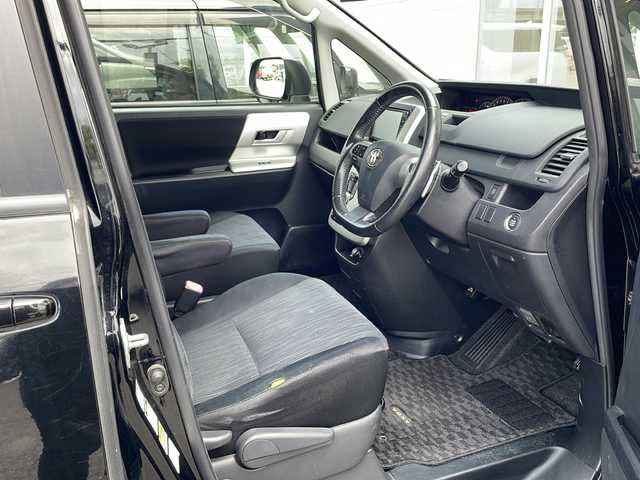 トヨタ ヴォクシー ZS 道東・釧路十勝 2012(平24)年 6.9万km ブラック 4WD/寒冷地仕様/ナビ MDV-L530W　/　(AM/FM/CD/DVD/BT)/フリップダウンモニター　/エンジンスターター/バックカメラ/片側パワースライドドア/冬タイヤ積込/純正16インチAW/純正フロアマット/ドアバイザー/MTモード付AT/オートライト/ABS/横滑り防止装置