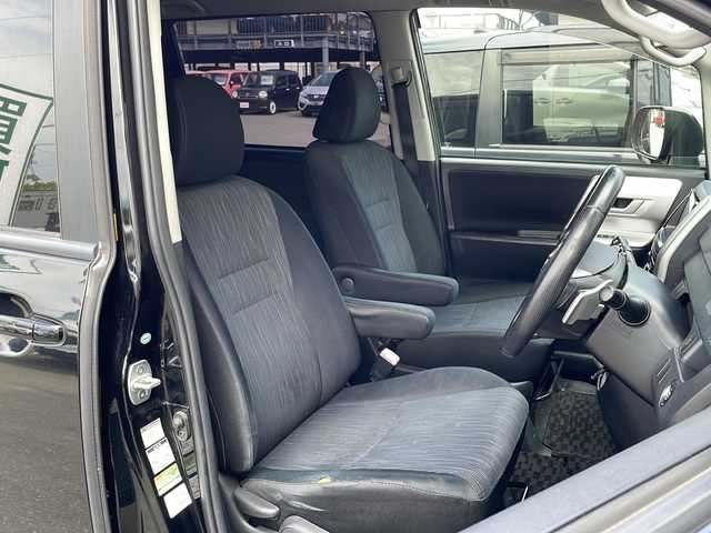 トヨタ ヴォクシー ZS 道東・釧路十勝 2012(平24)年 6.9万km ブラック 4WD/寒冷地仕様/ナビ MDV-L530W　/　(AM/FM/CD/DVD/BT)/フリップダウンモニター　/エンジンスターター/バックカメラ/片側パワースライドドア/冬タイヤ積込/純正16インチAW/純正フロアマット/ドアバイザー/MTモード付AT/オートライト/ABS/横滑り防止装置