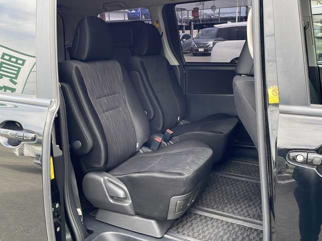 トヨタ ヴォクシー ZS 道東・釧路十勝 2012(平24)年 6.9万km ブラック 4WD/寒冷地仕様/ナビ MDV-L530W　/　(AM/FM/CD/DVD/BT)/フリップダウンモニター　/エンジンスターター/バックカメラ/片側パワースライドドア/冬タイヤ積込/純正16インチAW/純正フロアマット/ドアバイザー/MTモード付AT/オートライト/ABS/横滑り防止装置