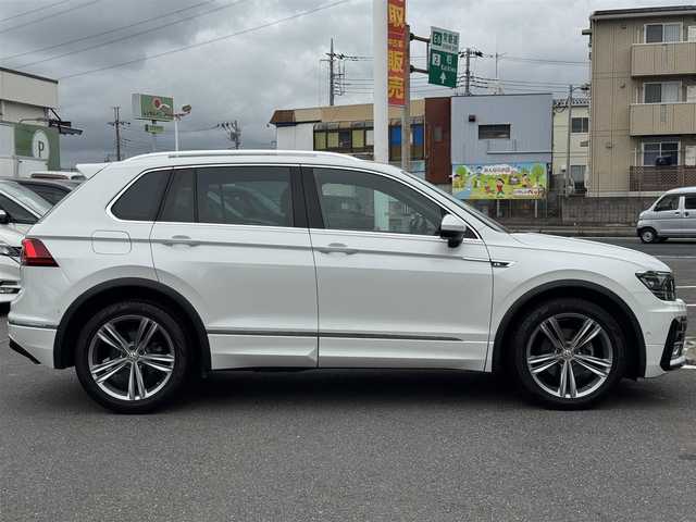 フォルクスワーゲン ティグアン TSI Rライン 千葉県 2017(平29)年 7.5万km オリックスホワイトパールエフェクト ワンオーナー車/衝突被害軽減ブレーキ/レーンキープアシスト/アダプティブクルーズコントロール/LEDヘッドライト/カーテンエアバッグ/前後コーナーセンサー/純正9.2インチメモリーナビ/Bluetooth/バック+全方位カメラ/CD＆DVD再生/ワンセグTV/ETC/前後ドライブレコーダー/ターボ車/純正19インチアルミホイール/純正フロアマット/ハーフレザーシート/革巻きステアリング/プッシュスタート/スマートキー/スペアキー/取扱説明書＆保証書